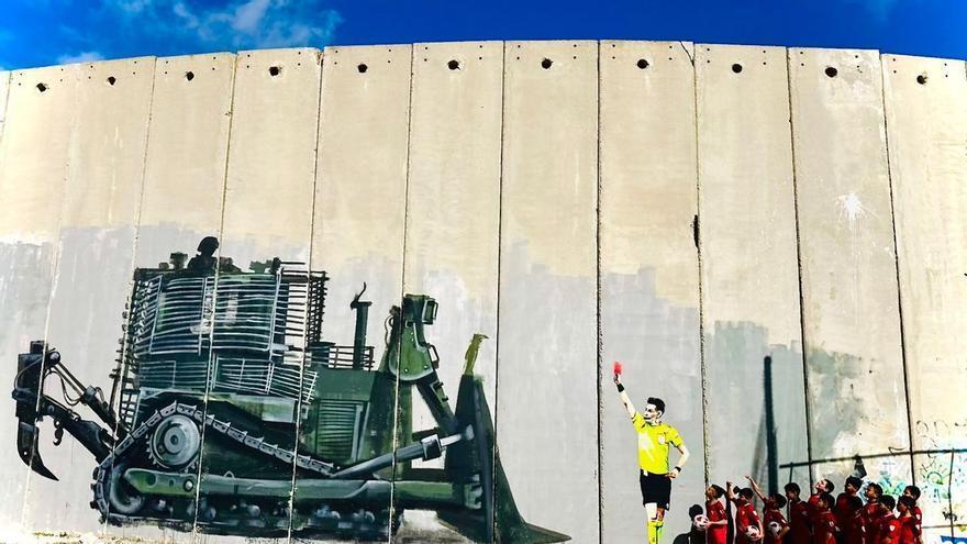 Balones contra excavadoras: la lucha de los niños refugiados de Belén para detener la demolición de su campo de fútbol