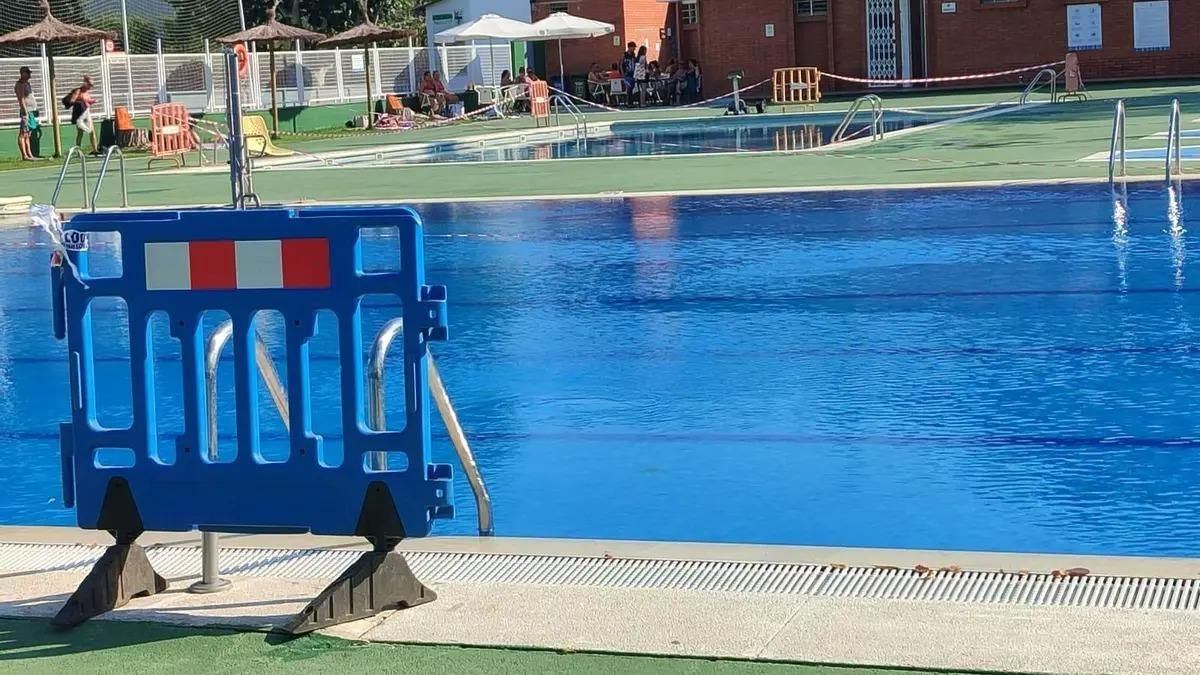 La piscina municipal de Sant Joan de Vilatorrada cerrada.