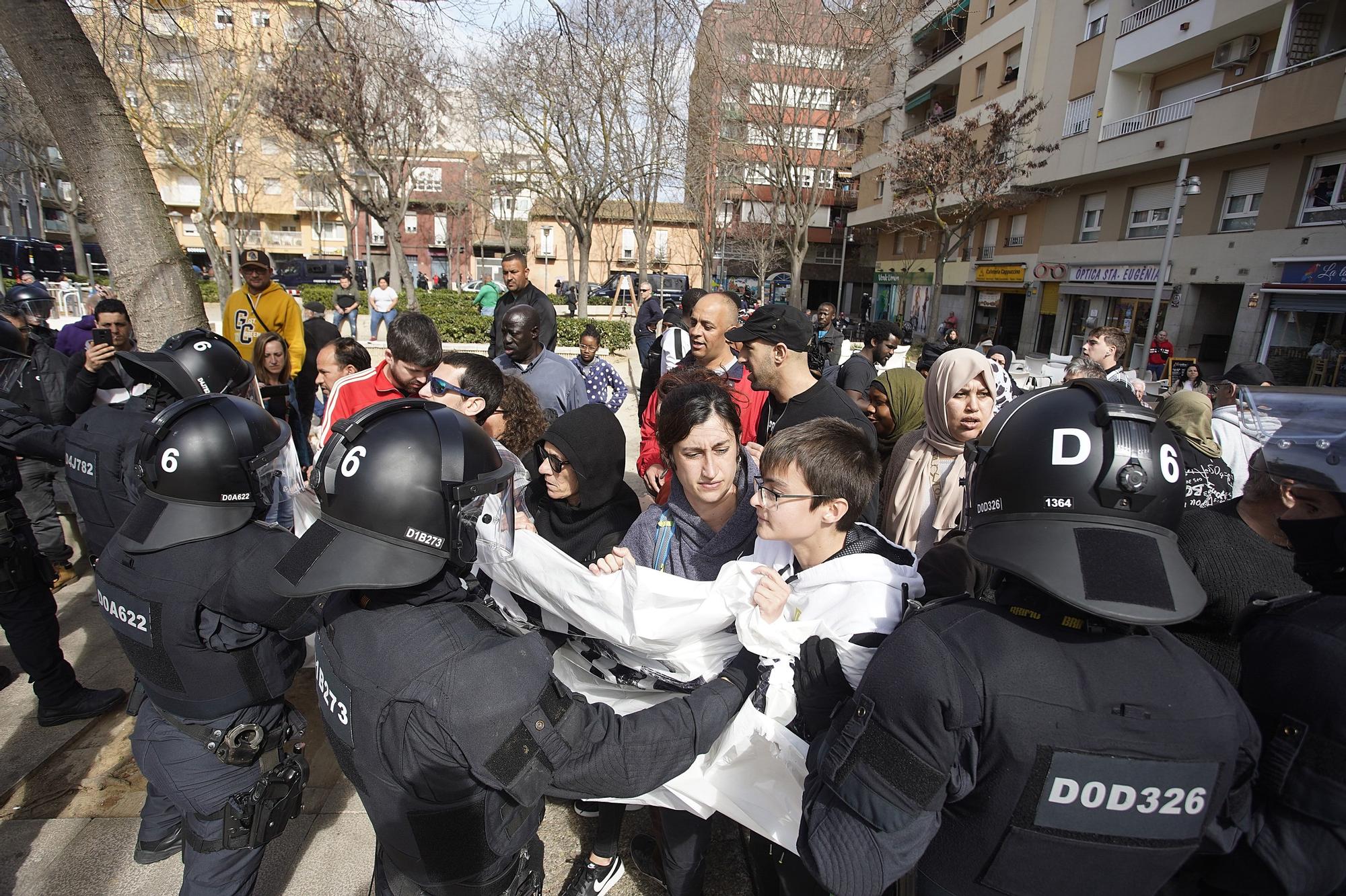 Un centenar de persones es manifesten contra un acte electoral de VOX a Girona