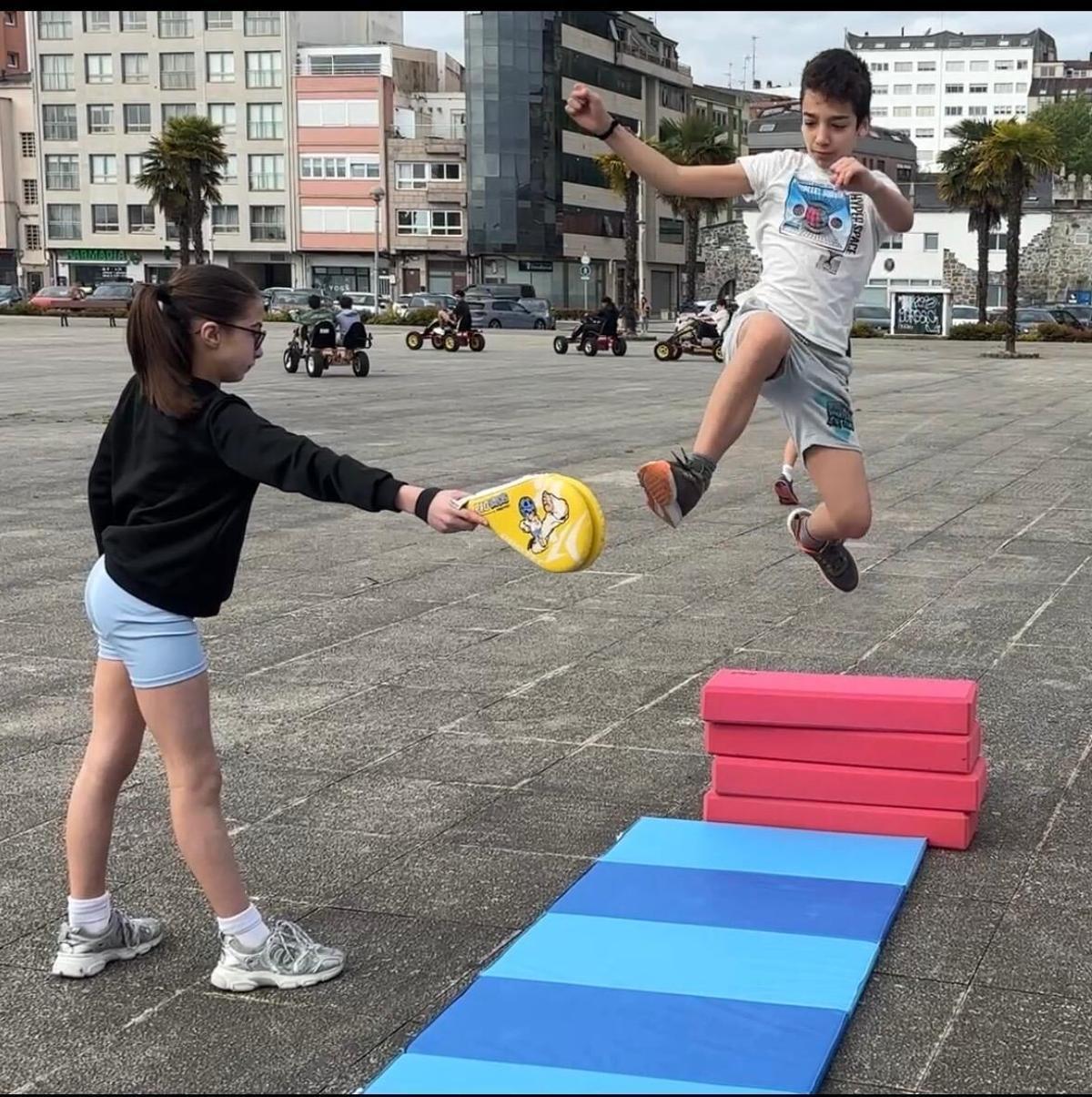 Participantes en la jornada de deporte en la calle de Sada.