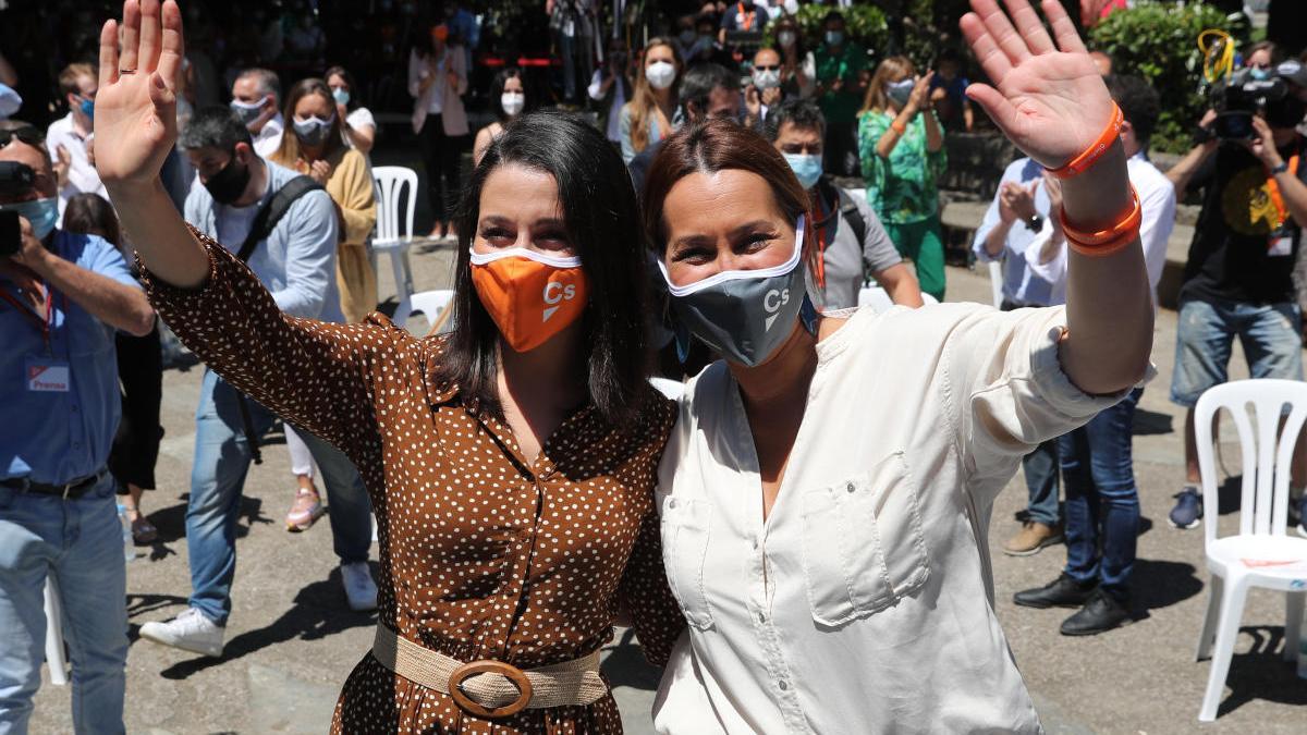 Inés Arrimadas y Beatriz Pino, hoy en Vigo. /  R. Grobas