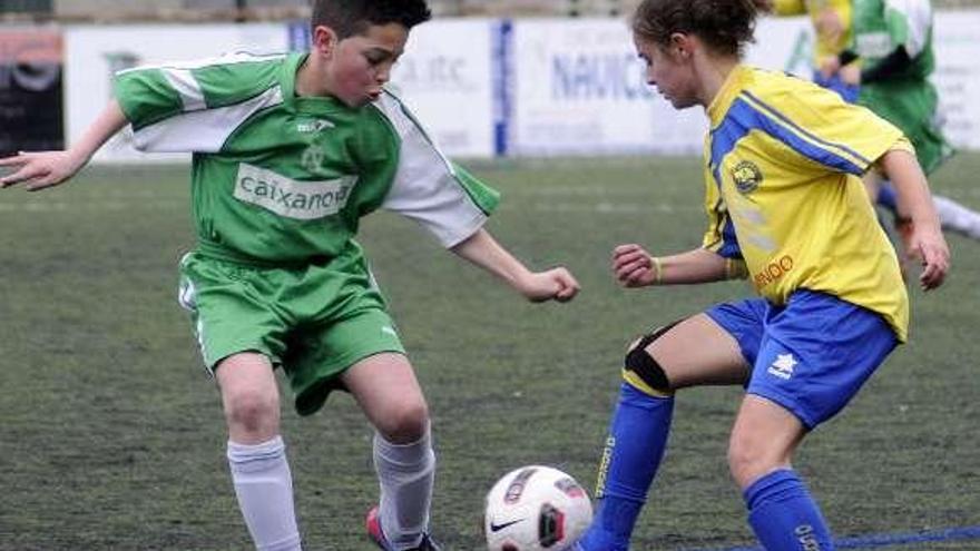 Un lance de uno de los partidos de la primera jornada. // Bernabé/J. Lalín