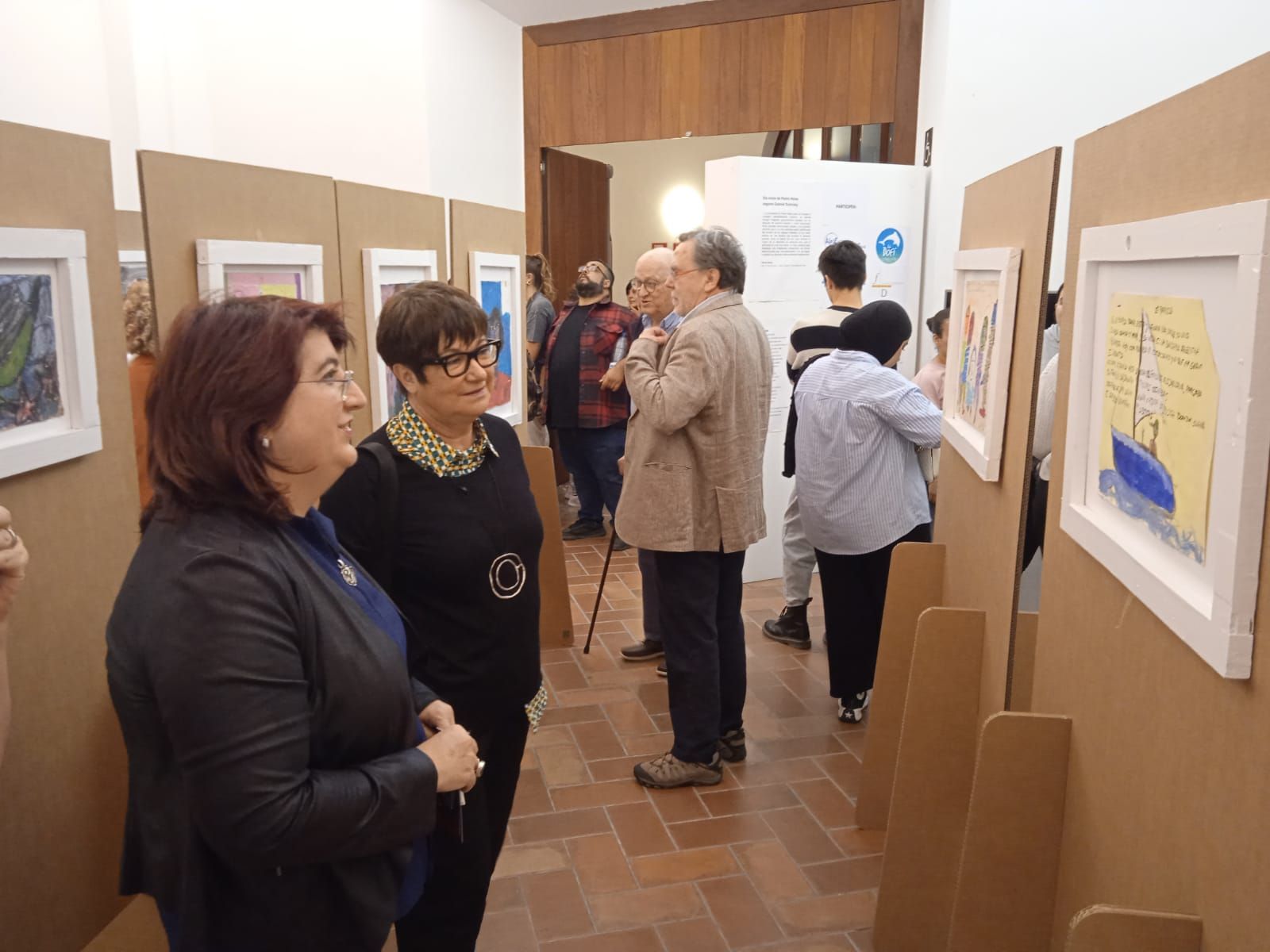 L'exposició s'exhibeix a l'entrada de l'auditori Caputxins de Figueres
