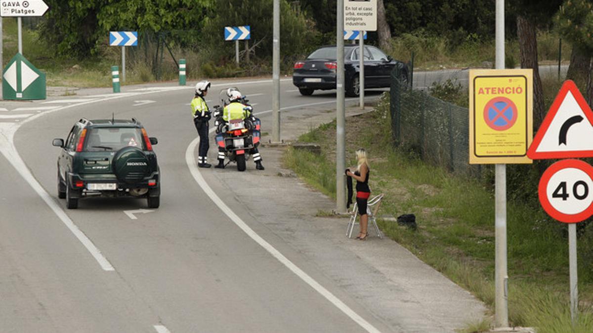 Una patrulla policial, detenida frente a una prostituta en la autovía de Castelldefels.