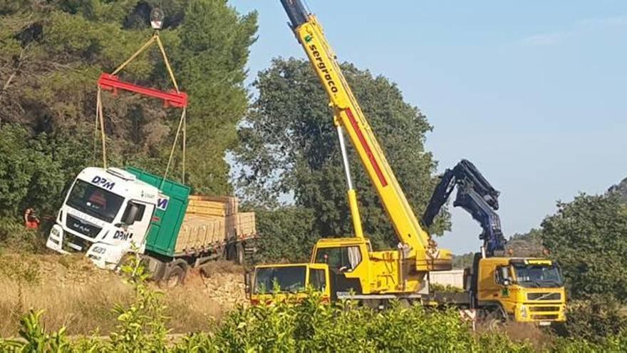 Tres grúas y dos camiones logran liberar al tráiler atascado en Algar