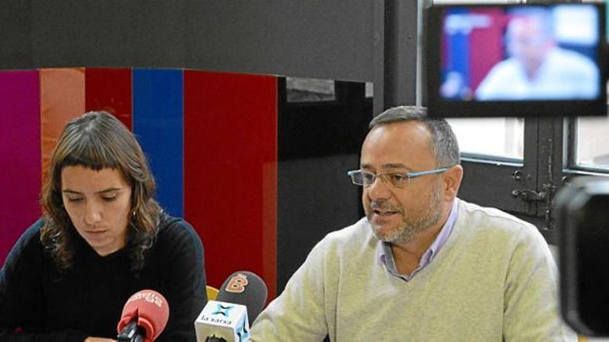 El conseller Josep Lara i la regidora Anna Alsina presentant el Fixa&#039;t