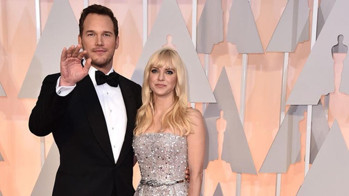 Chris Pratt y Anna Faris en la alfombra roja de los Oscar 2015