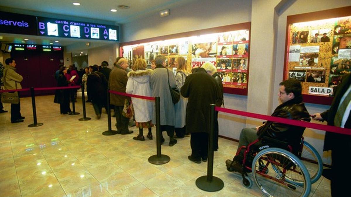 Unas personas esperan para entrar en una de las salas del Cine Verdi.