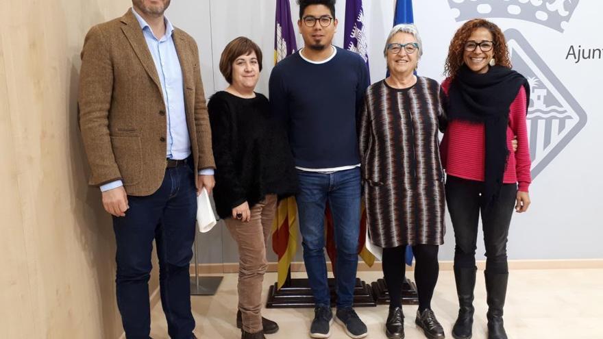 Foto de familia de la presentaciÃ³n del concurso.