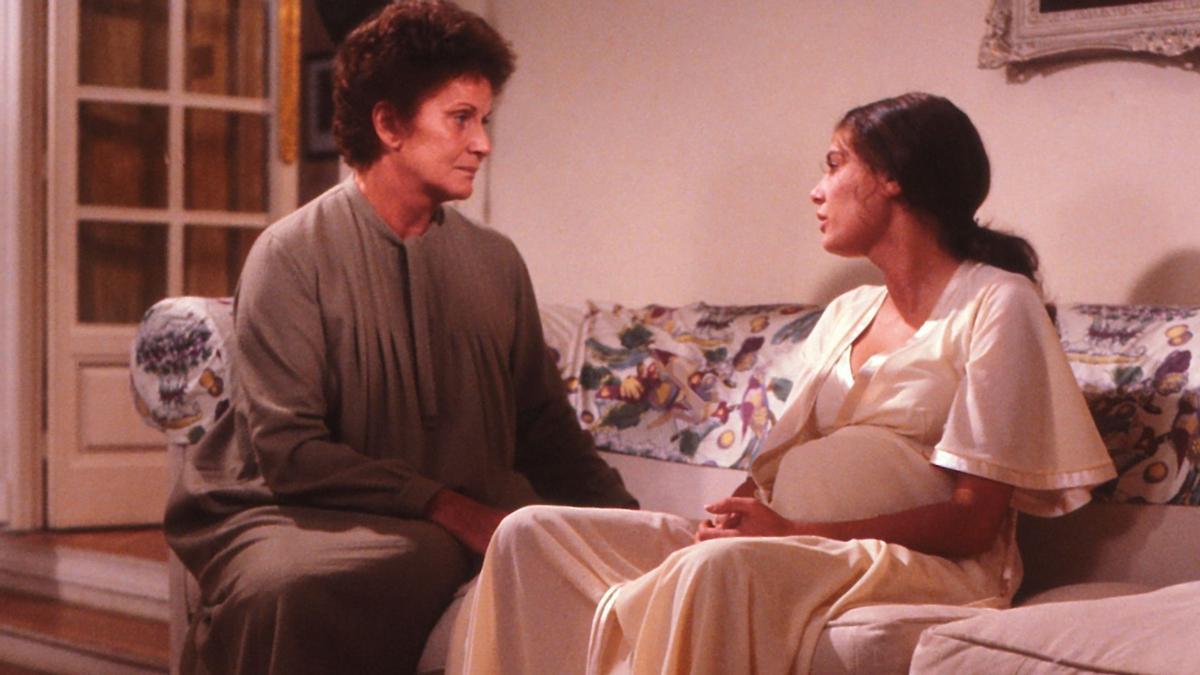 Fotograma de 'Aquella casa de las afueras', de Eugenio Martín.