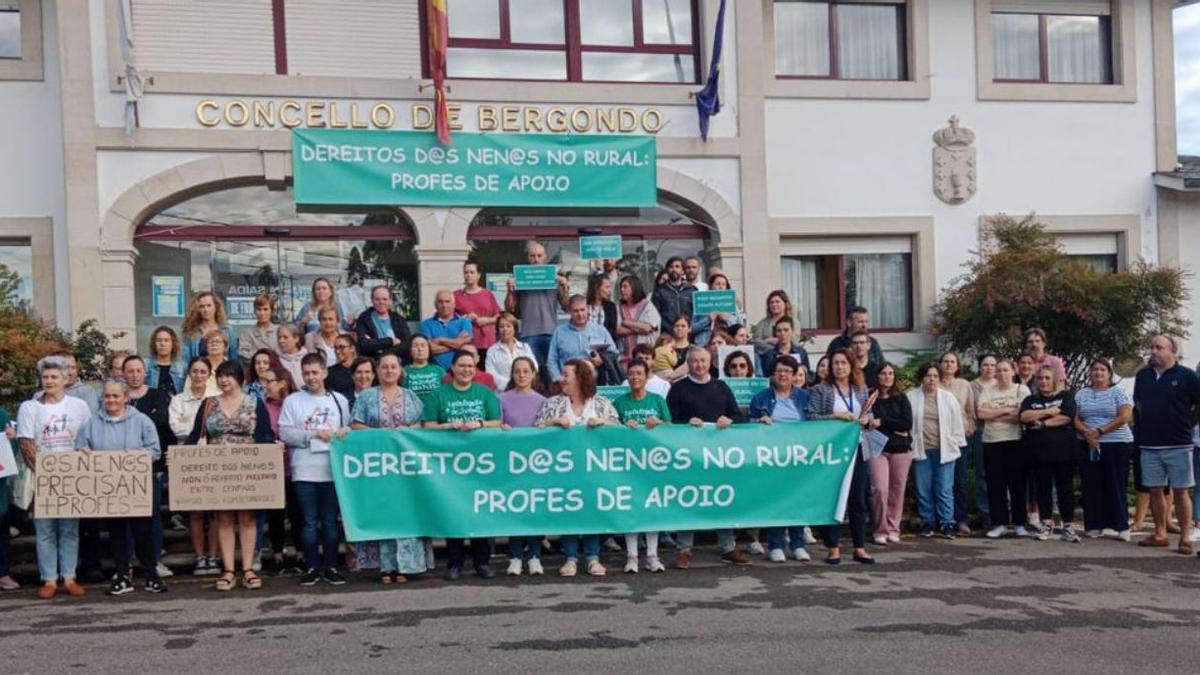 Protesta a la entrada del Concello de Bergondo contra los recortes en el Cruz do Sar.