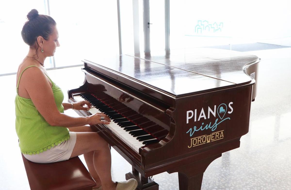 Una mujer toca el piano en el vestíbulo del Hospital de Viladecans.