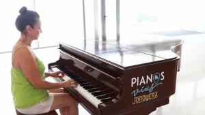 Una mujer toca el piano en el vestíbulo del Hospital de Viladecans.