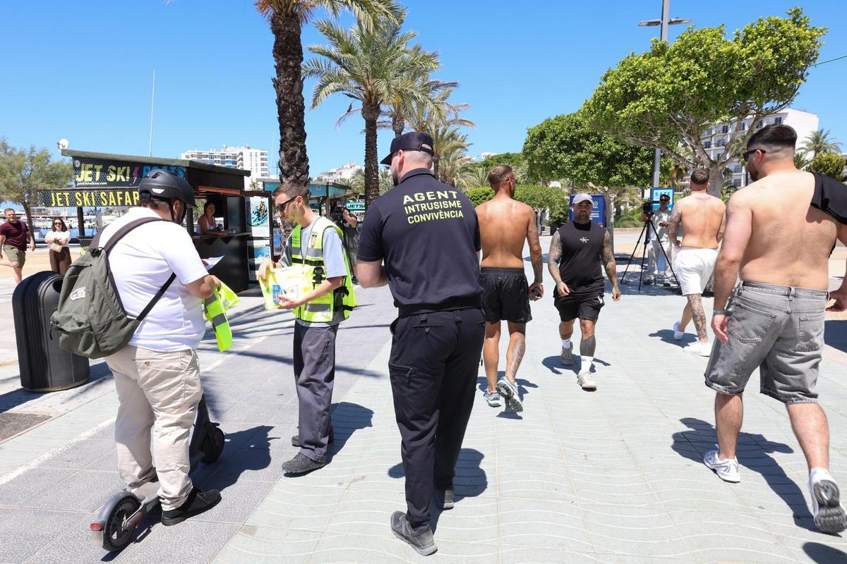 Galería: campaña de concienciación y control sobre la circulación de patinetes eléctricos en Sant Antoni