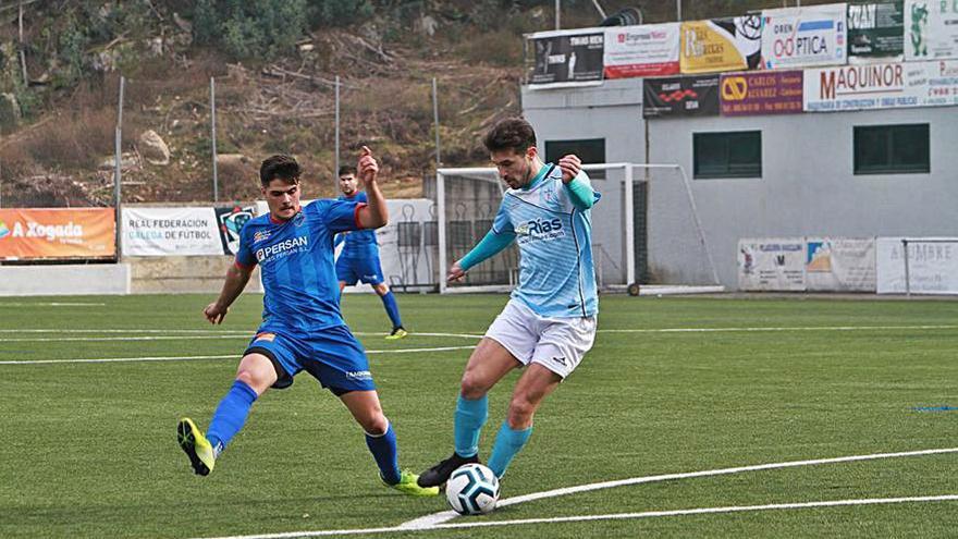 Un encuentro disputado en el campo de Os Carrís. |   // IÑAKI OSORIO