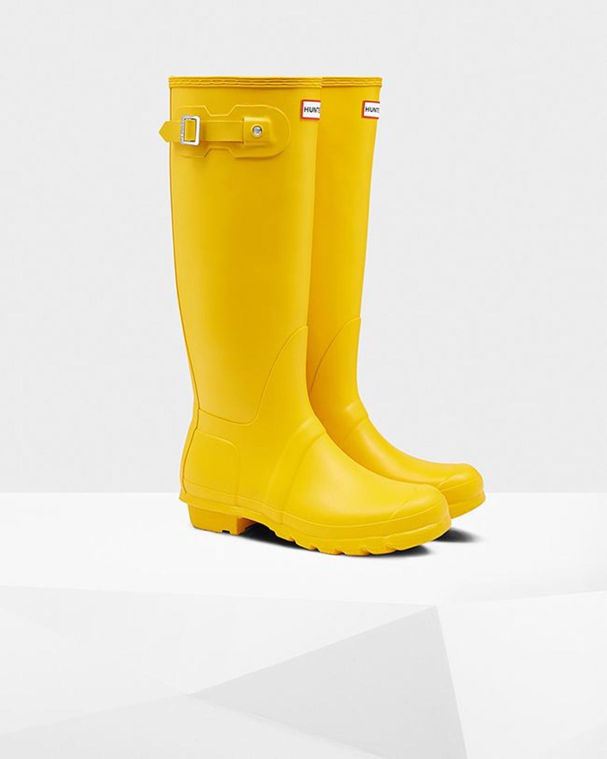 Amarillas y hasta la rodilla as son las botas de agua de