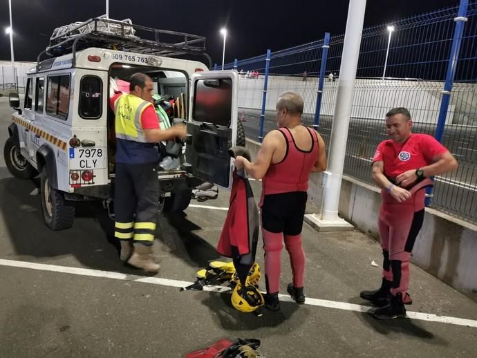 Búsqueda de un hombre en la playa de Guayedra