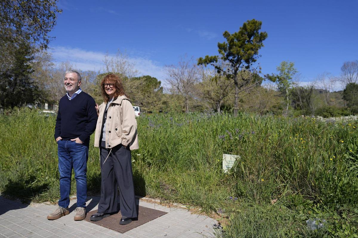 El alcalde de Barcelona, Jaume Collboni, junto a la primera teniente de alcaldía Laia Bonet, en el solar dónde se instalará el primer hub público de recarga ultrarrápida de la ciudad
