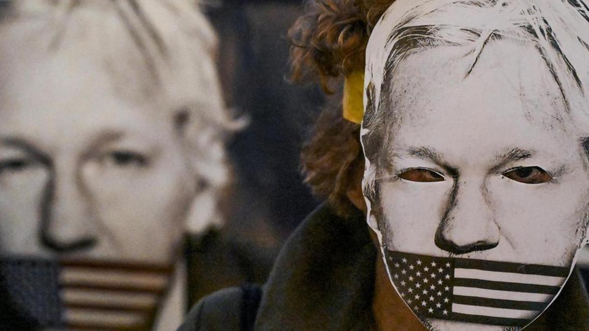 Protesta en Nápoles para pedir la liberación de Jlian Assange, este martes.