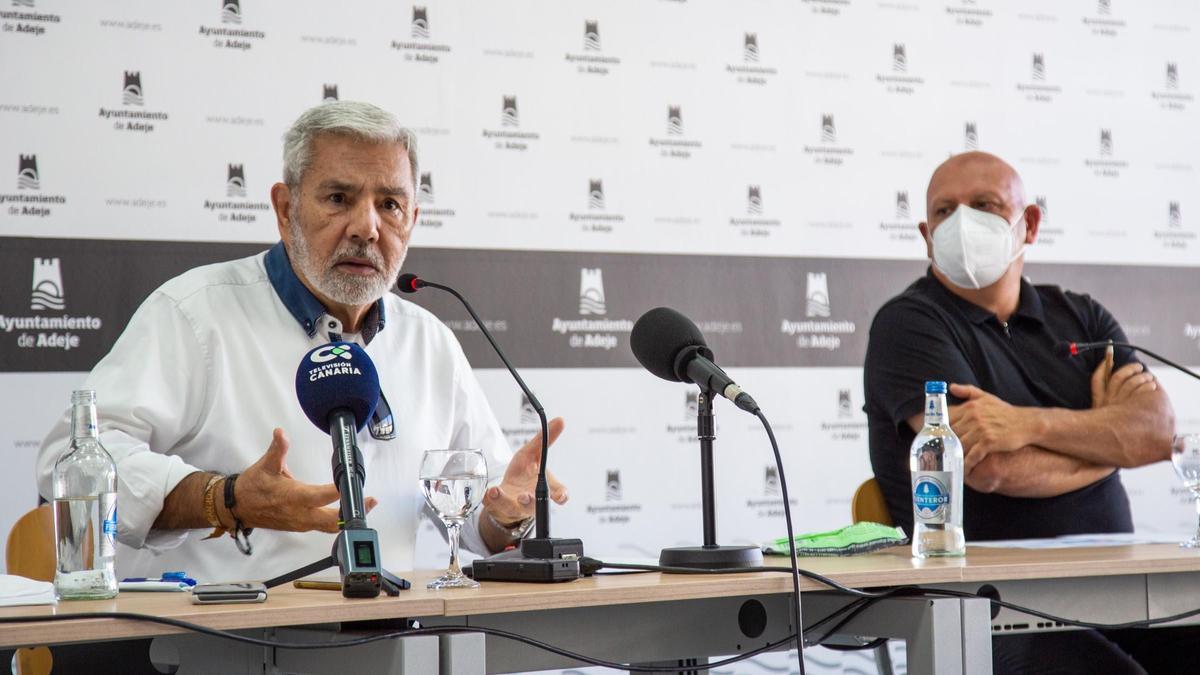 José Miguel Rodríguez Fraga (i) y Adolfo Alonso Ferrera, concejal de Turismo, respectivamente