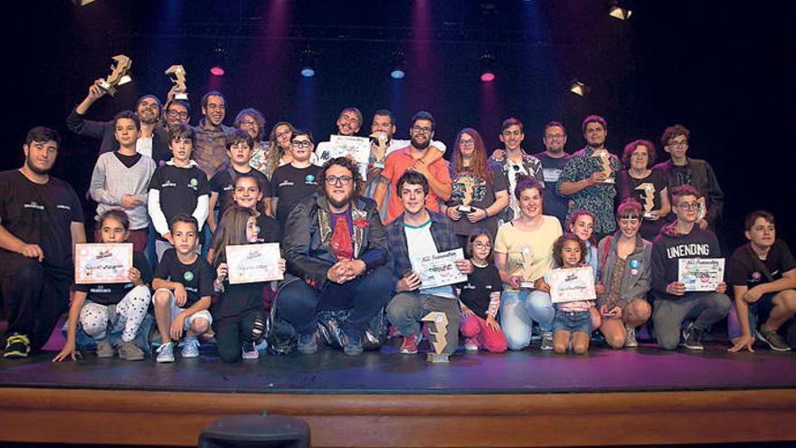Los premiados al final del acto de clausura del 12ª Festivalito La Palma, ayer, en el Teatro Circo de Marte.