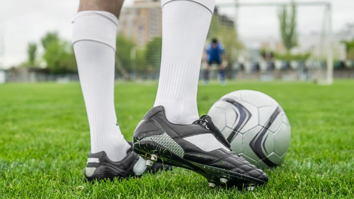 Un jugador de fútbol, en el campo