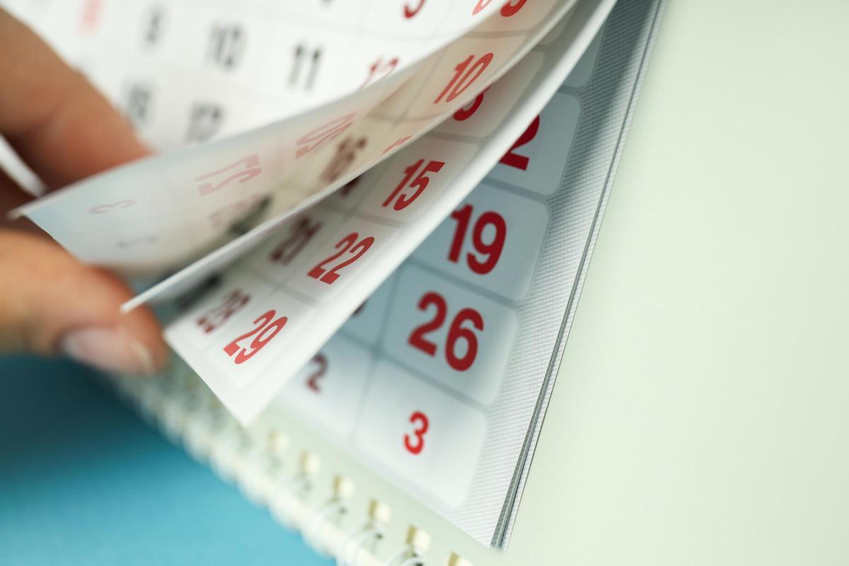 ¿Qué pasa si un festivo cae en fin de semana? Esto dice la ley sobre si puedes recuperarlo.