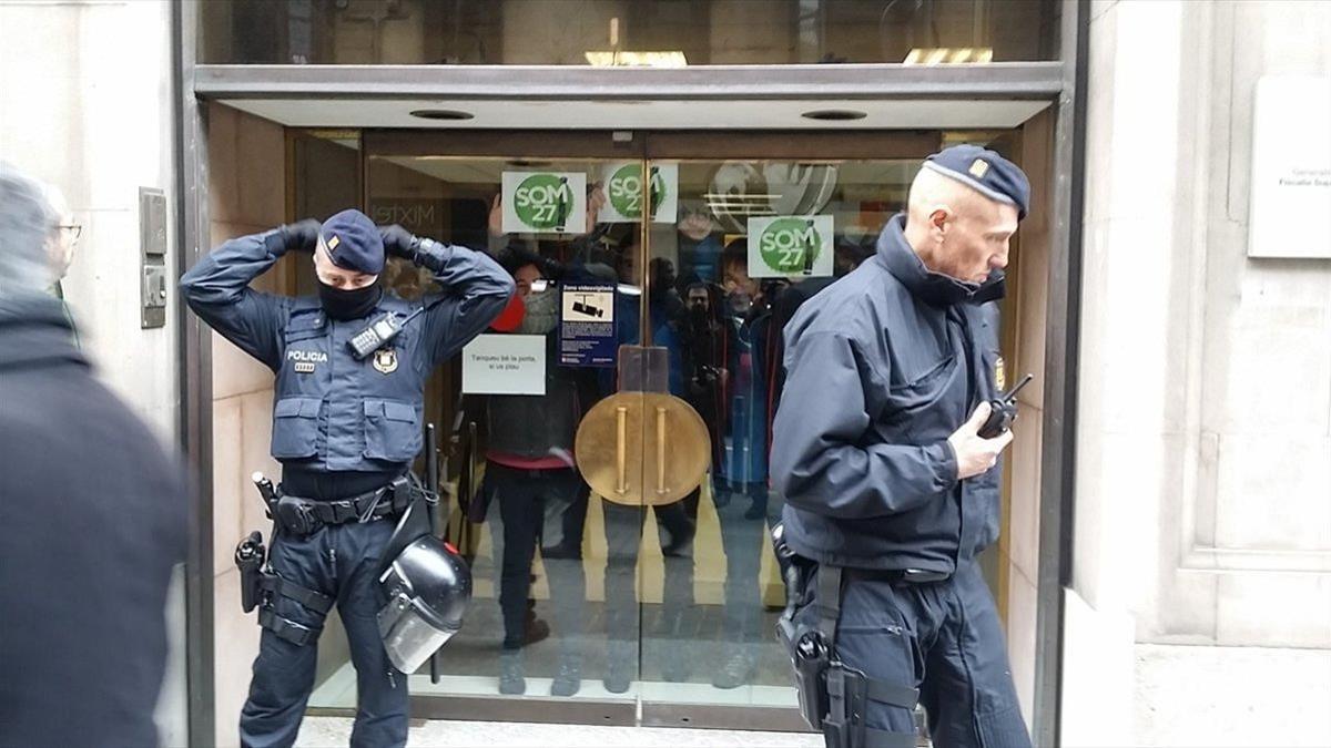 Agentes de los Mossos ante la Fiscalia Superior de Catalunya.