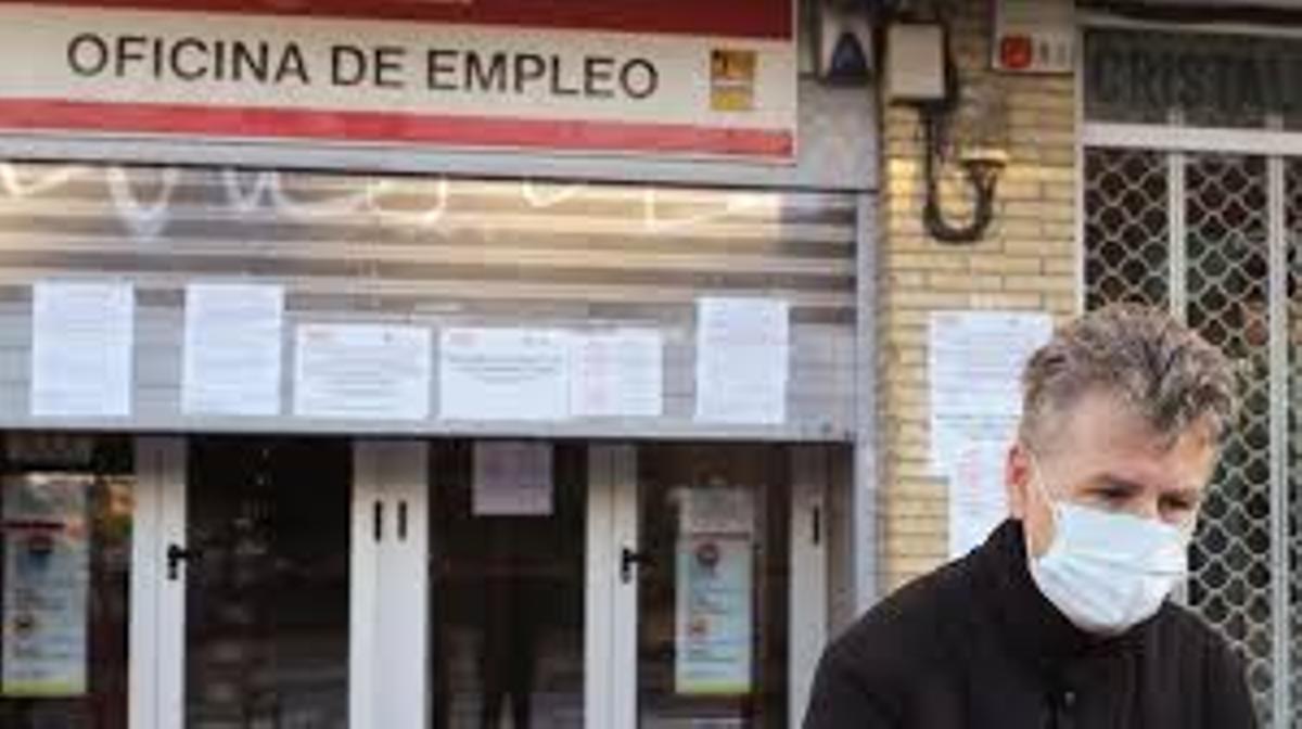 Una persona pasa por delante de una oficina de empleo durante la pandemia.