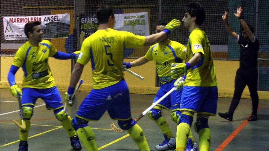 Curro Fernández es felicitado por sus compañeros tras lograr el 1-0.