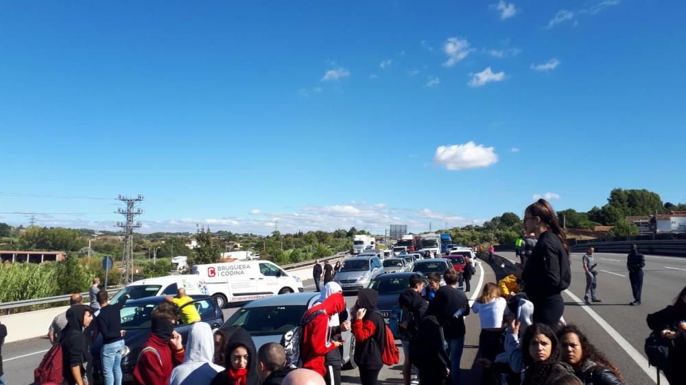 Els estudiants buiden les aules i tornen a tallar el trànsit a Manresa