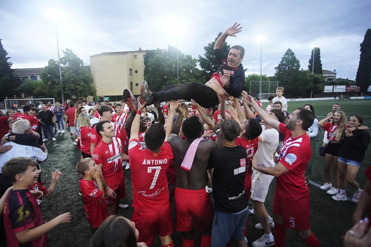 Els jugadors, tècnics i aficionats del Torroella celebrant dissabte a Santa Coloma l'ascens a Primera Catalana
