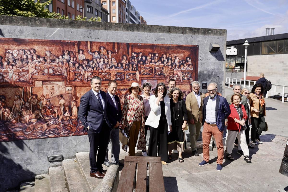 Playa de Poniente. Presentación de la exposición "Lienzos de museo a pie de calle. Gijón, sus gentes y el mar" ', impulsada por los rotarios. Estará Roqueni..