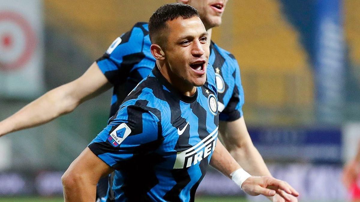 Alexis Sánchez celebrando uno de sus goles contra el Parma