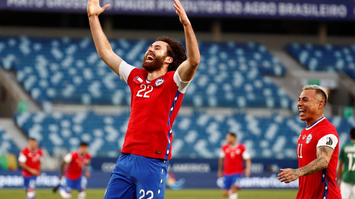 Los jugadores de La Roja celebran su gol en el Chile - Bolivia.