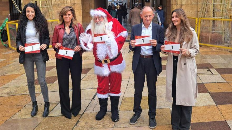 Por la izquierda, Laura Arias, de Adarsa; Conchita Méndez, Papá Noel, Javier Sáenz de Jubera, presidente de TotalEnergies, y Clara Prior, de Centro Deportivo Enjoy. | LNE