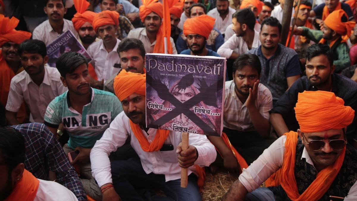 Mimebros de la casta india de los Rajput protestan contra el estreno de la producción de Bollywood &quot;Padmavati&quot;.