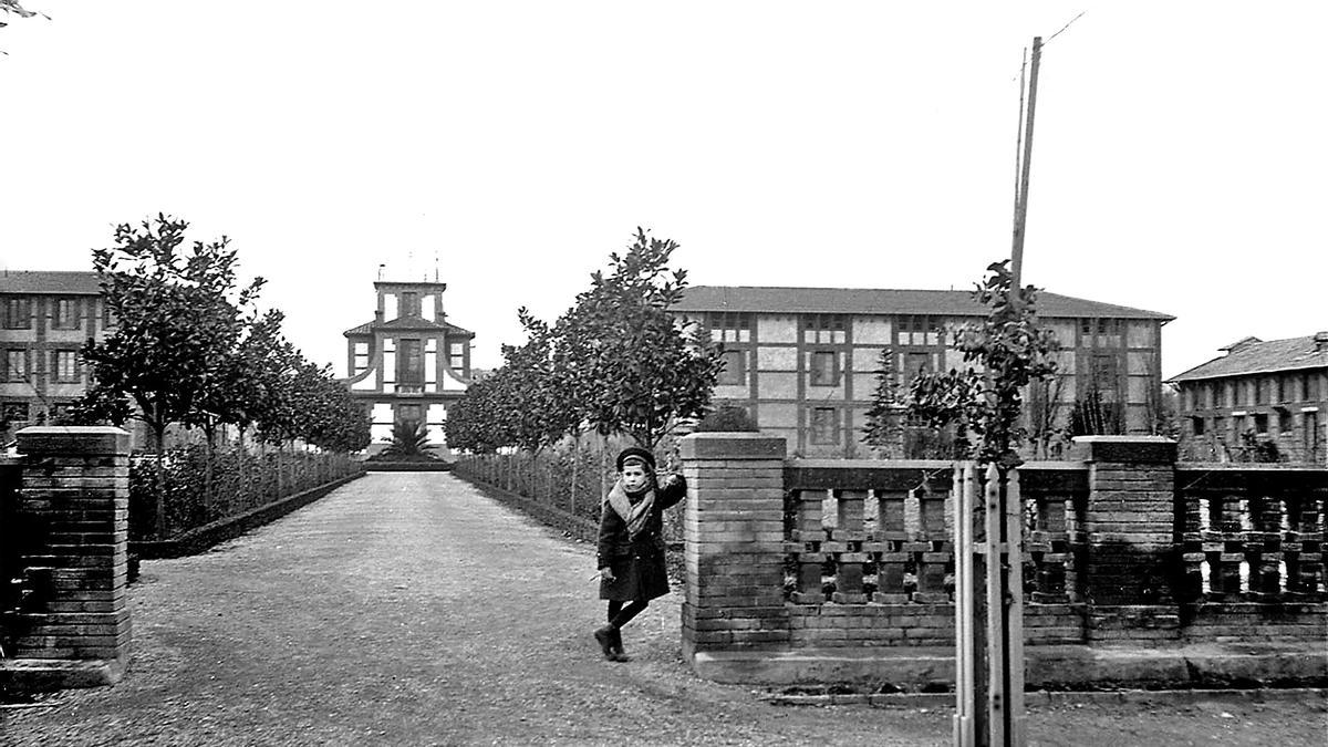 Desde el camino de Cabaldós, una vista de la Granja Experimental de Zaragoza y el camino que a ella conducía desde su ingreso principal en la calle de Miguel Servet en 1913