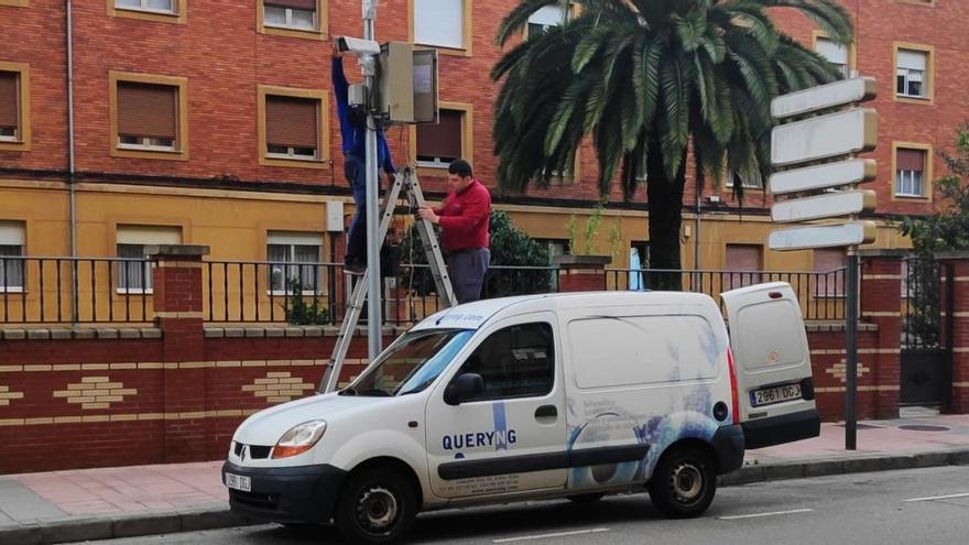 La Policía Local instala el foto rojo en Pérez de Ayala con la Avenida de Méjico