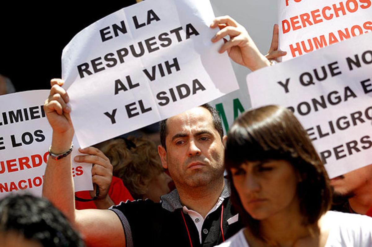 Diverses plataformes socials s’han concentrat a Madrid per denunciar les retallades en els fons públics per a la lluita contra la sida.