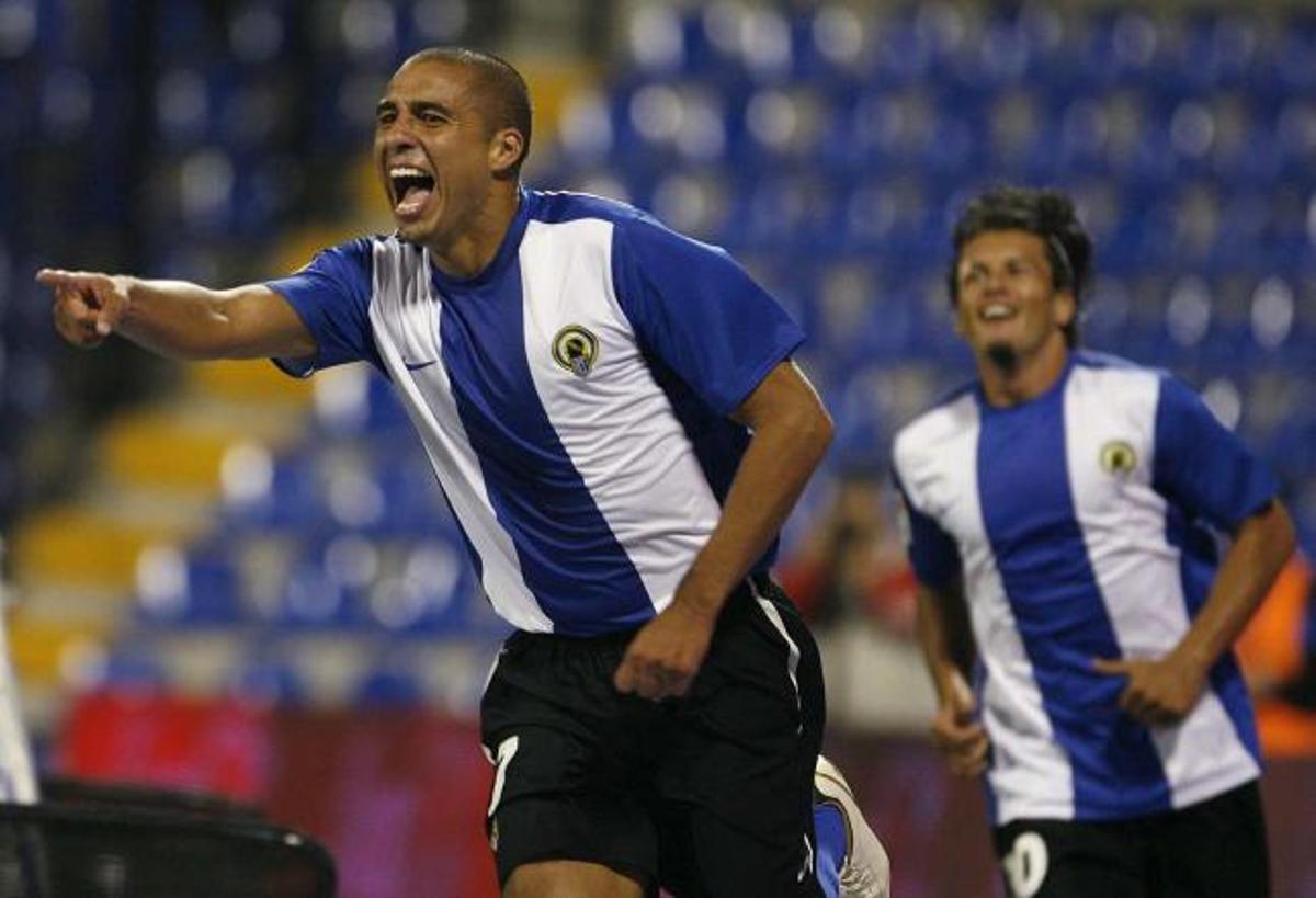 Trezeguet y Valdez celebran el segundo gol del Hércules frente al Villarreal, obra del delantero francés.
