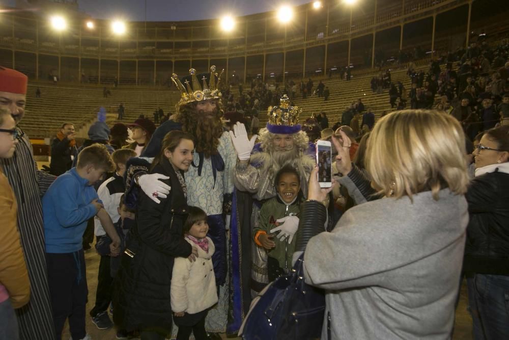 Sus Majestades llegan a la plaza de toros