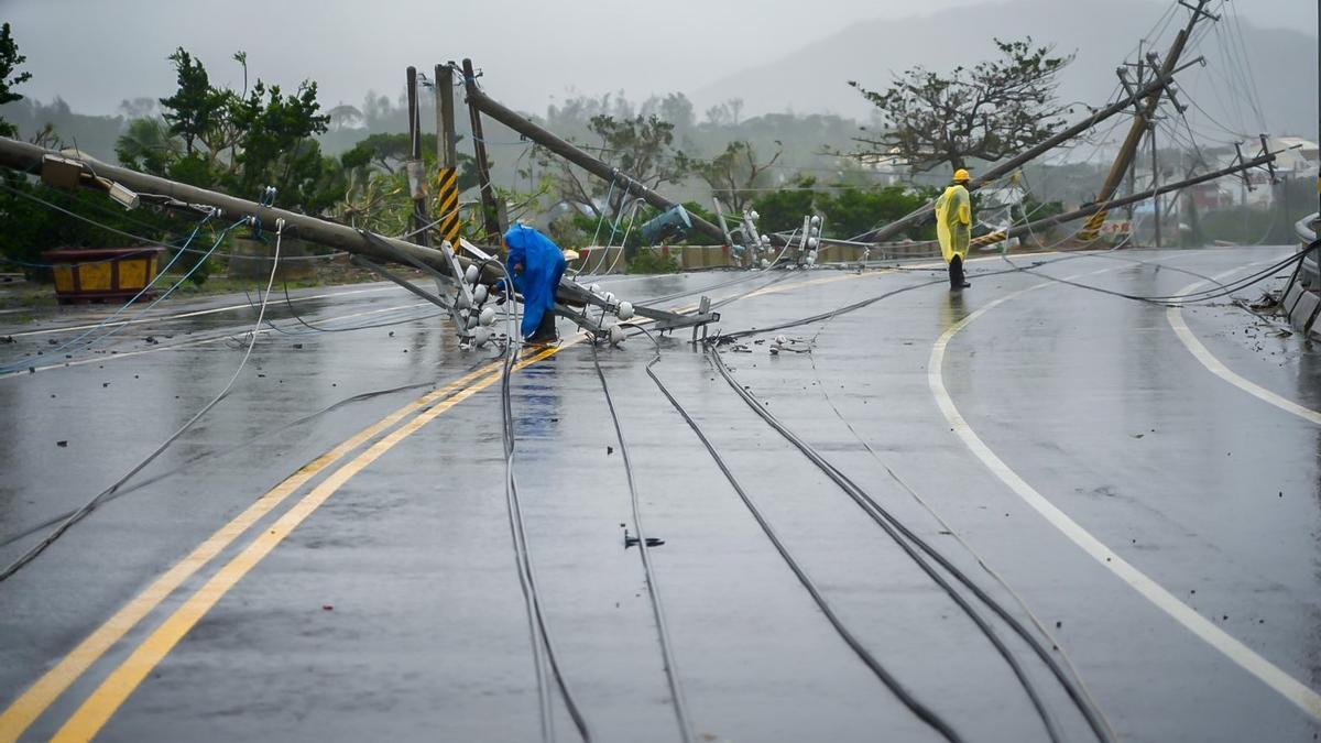 Efectos del tifón Koinu en Taiwán.