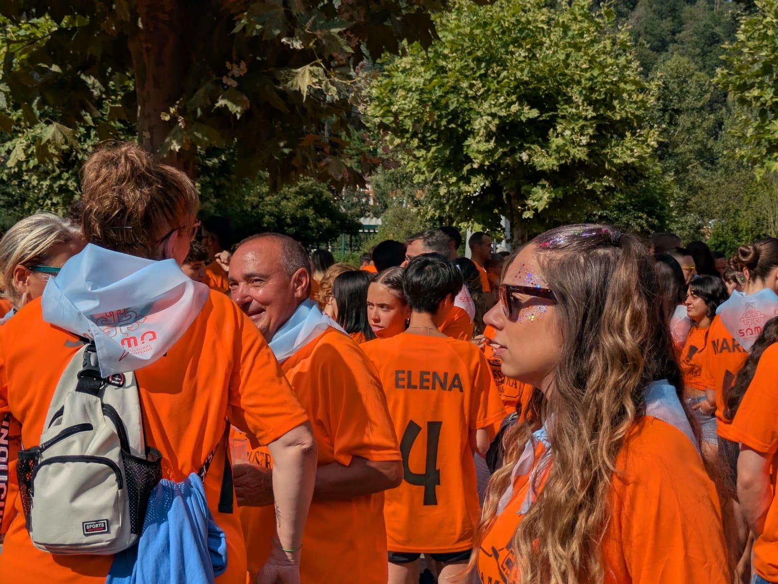 Jira y reparto del bollo en las fiestas de Santiago en Sama de Langreo
