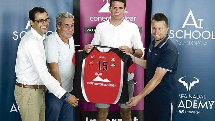 De Chavarría posa con una camiseta con el dorsal 15 en su presentación como jugador del Manacor.