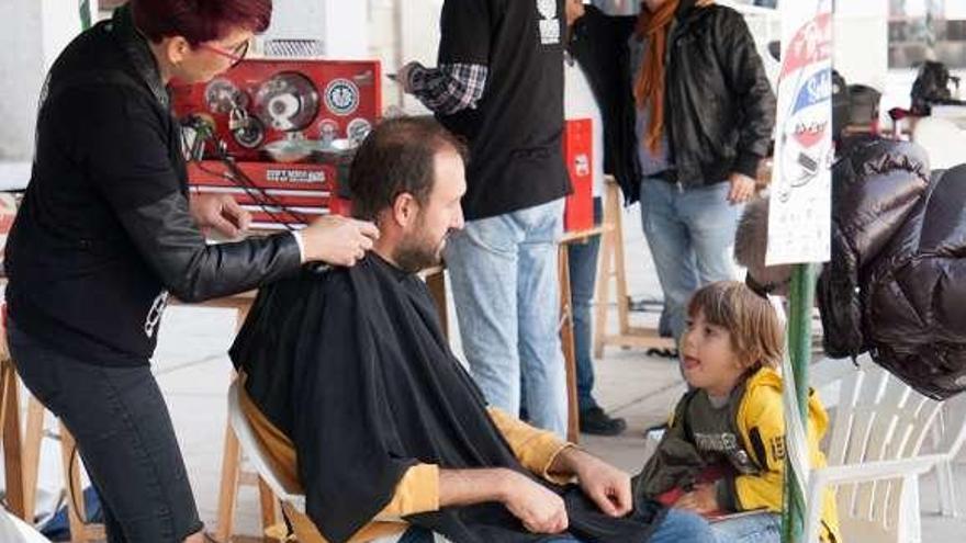 Un hombre se corta el pelo en el improvisado salón de peluquería.