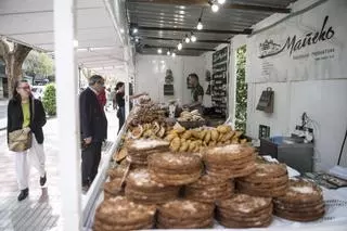 De las torrijas al bacalao de Islandia: Abre el mercado de Semana Santa de Cáceres