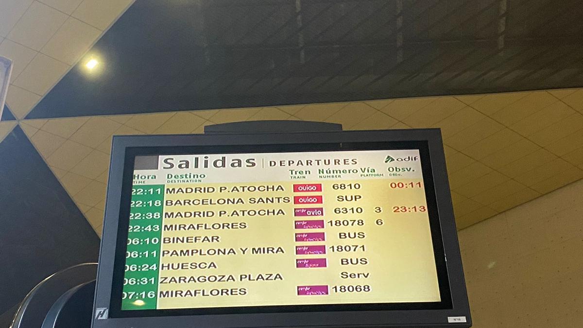 Pantalla informativa con las salidas previstas de la estación Delicias de Zaragoza, anoche