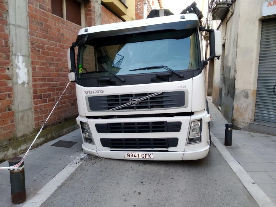 Un camió queda atrapat en un carrer de Santa Coloma en cedir part del paviment