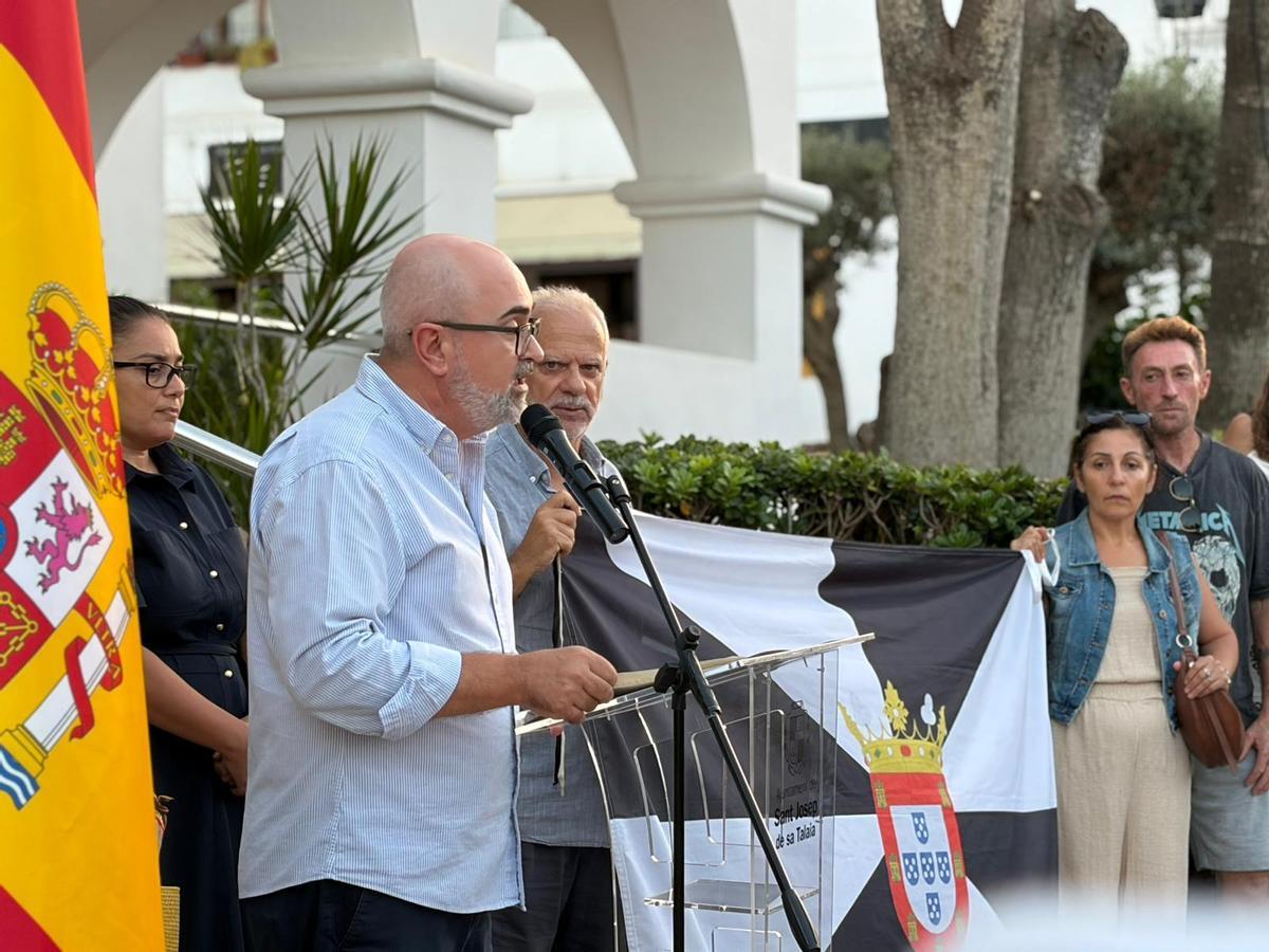 Galería: Concentración en apoyo a Ceuta en el Ayuntamiento de Sant Josep